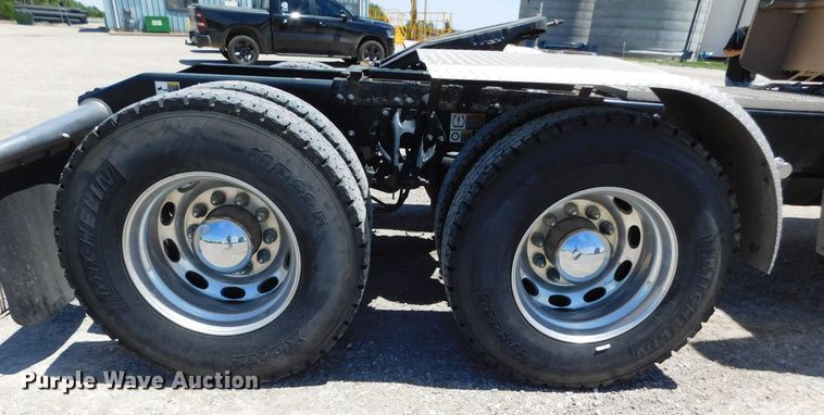 image for item DM2566 2020 Peterbilt 389  semi truck