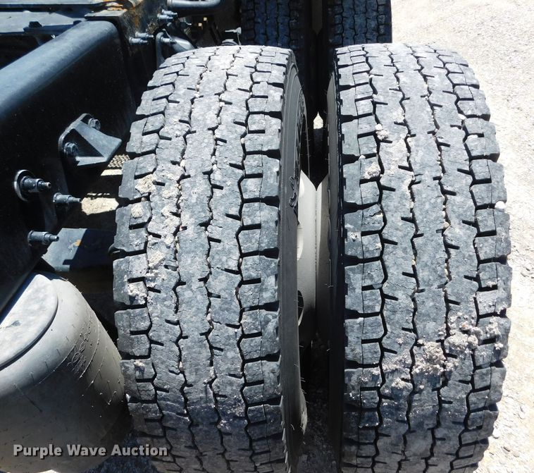 image for item DM2566 2020 Peterbilt 389  semi truck