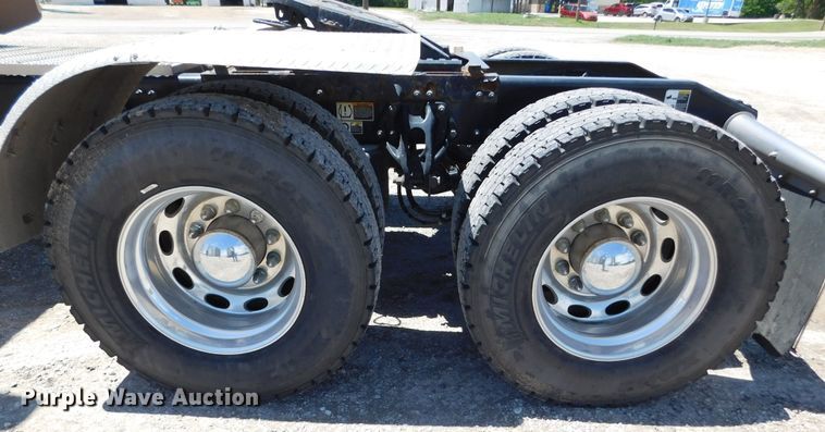 image for item DM2566 2020 Peterbilt 389  semi truck