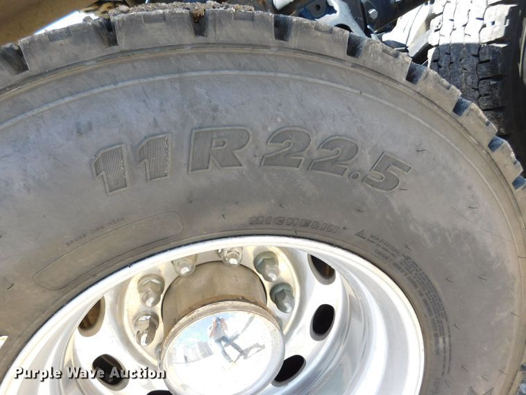 image for item DM2566 2020 Peterbilt 389  semi truck