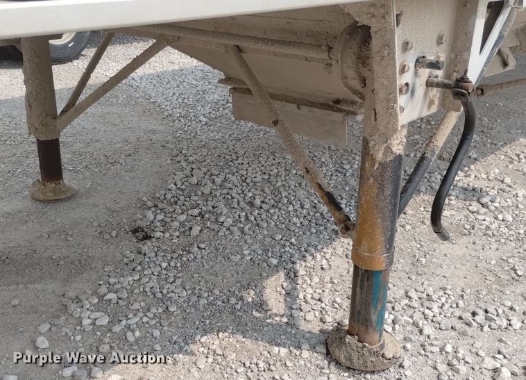 image for item DN6421 1999 Cornhusker 800ASSR91498-4200  grain trailer