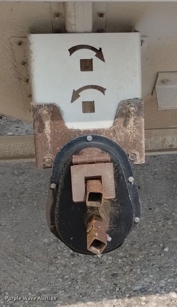 image for item DN6421 1999 Cornhusker 800ASSR91498-4200  grain trailer