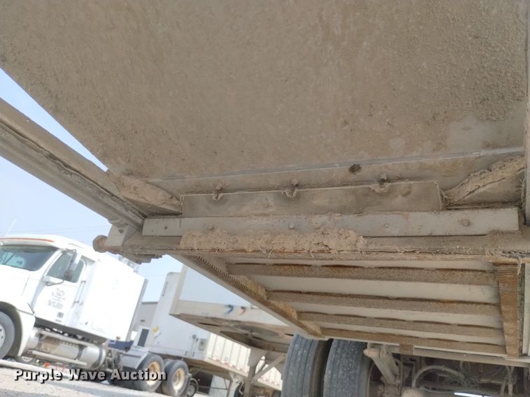 image for item DN6421 1999 Cornhusker 800ASSR91498-4200  grain trailer