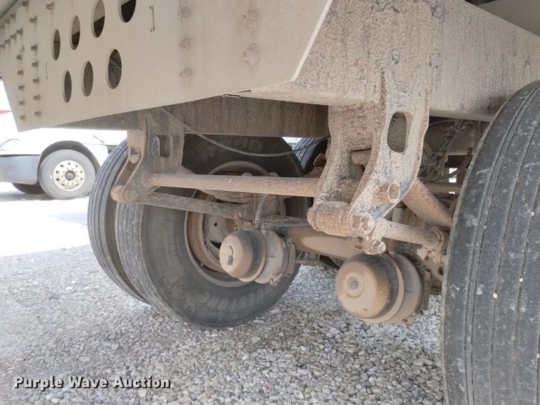 image for item DN6421 1999 Cornhusker 800ASSR91498-4200  grain trailer