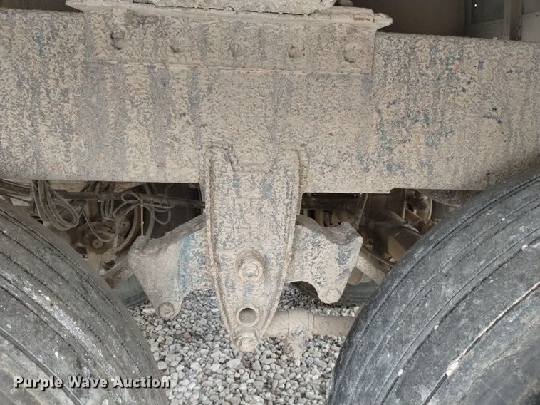 image for item DN6421 1999 Cornhusker 800ASSR91498-4200  grain trailer