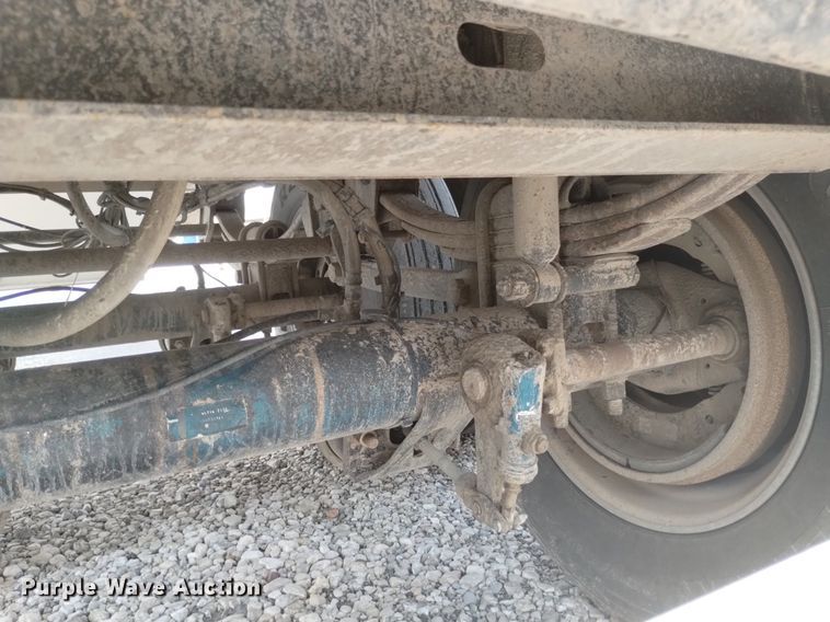 image for item DN6421 1999 Cornhusker 800ASSR91498-4200  grain trailer