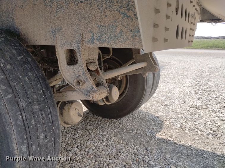 image for item DN6421 1999 Cornhusker 800ASSR91498-4200  grain trailer