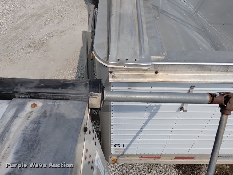 image for item DN6421 1999 Cornhusker 800ASSR91498-4200  grain trailer