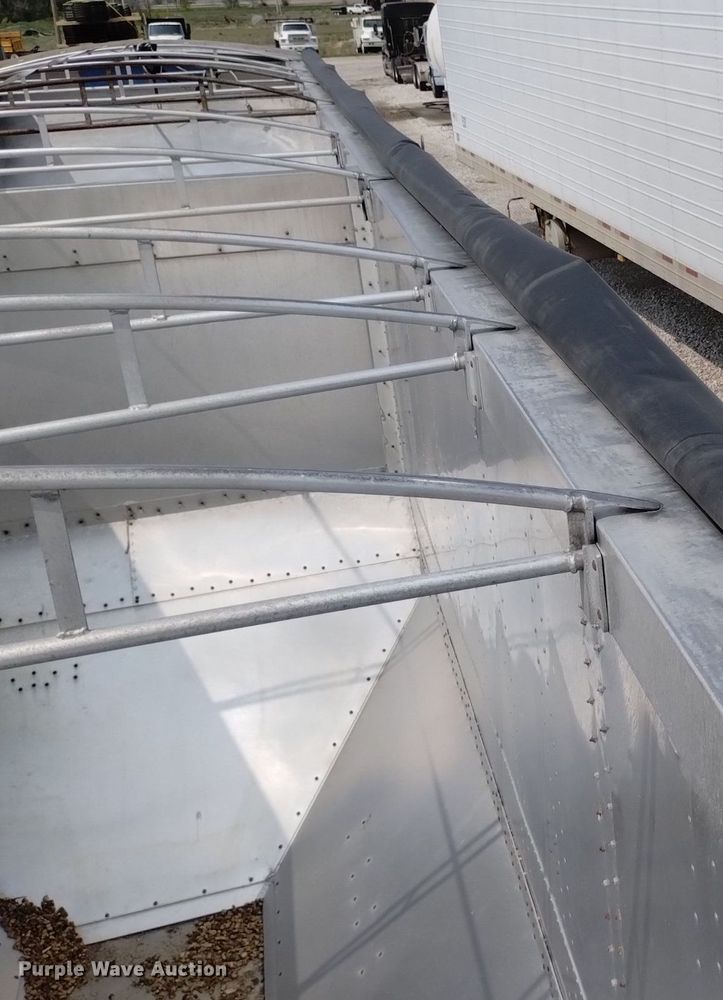 image for item DN6421 1999 Cornhusker 800ASSR91498-4200  grain trailer