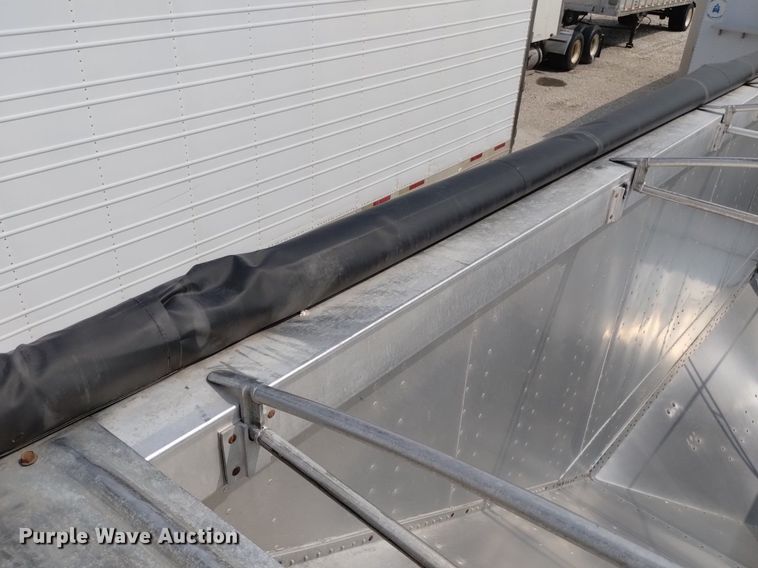 image for item DN6421 1999 Cornhusker 800ASSR91498-4200  grain trailer