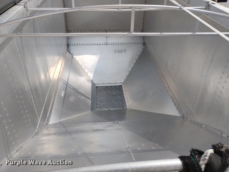 image for item DN6421 1999 Cornhusker 800ASSR91498-4200  grain trailer