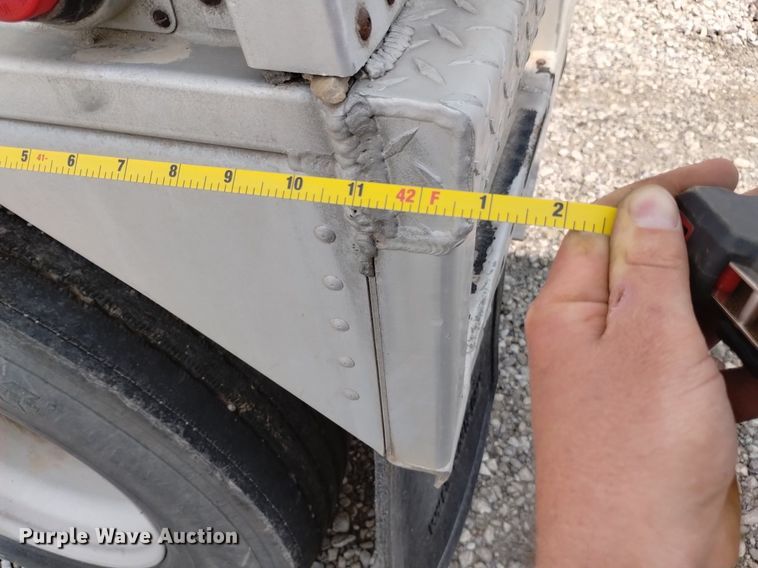 image for item DN6421 1999 Cornhusker 800ASSR91498-4200  grain trailer