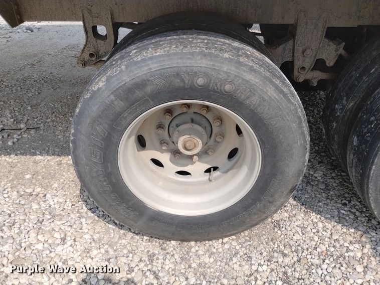 image for item DN6421 1999 Cornhusker 800ASSR91498-4200  grain trailer