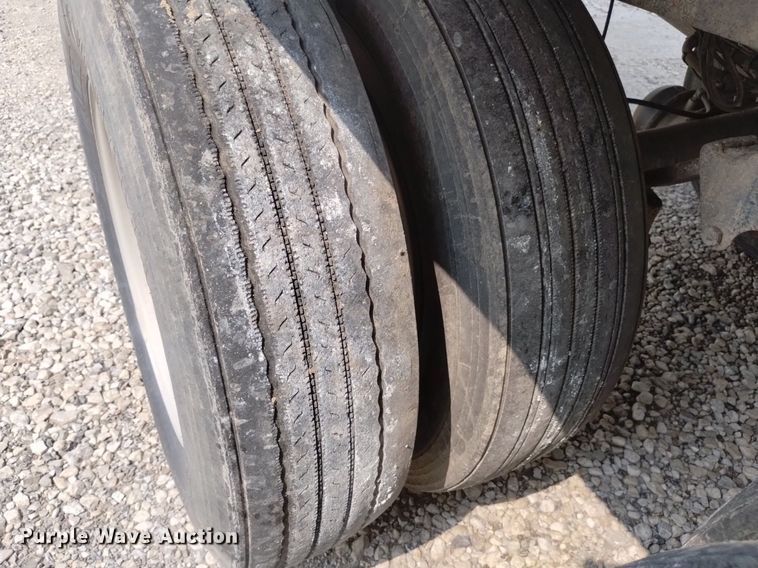 image for item DN6421 1999 Cornhusker 800ASSR91498-4200  grain trailer