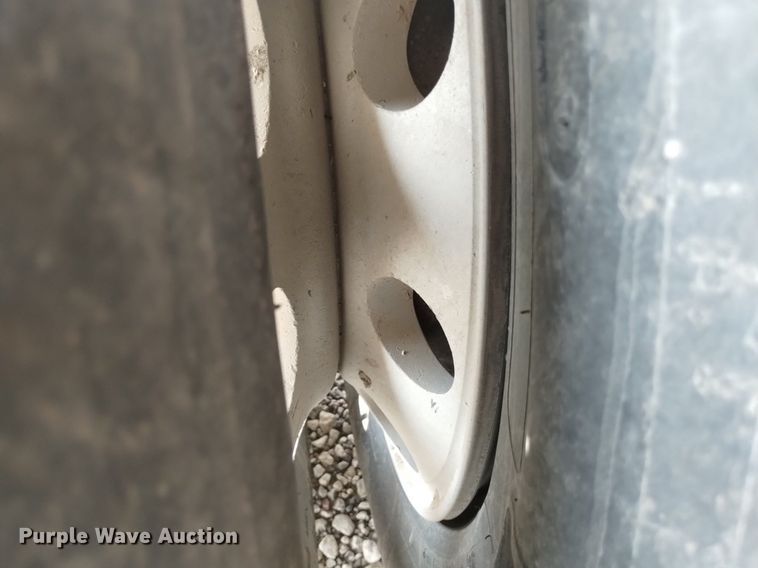 image for item DN6421 1999 Cornhusker 800ASSR91498-4200  grain trailer