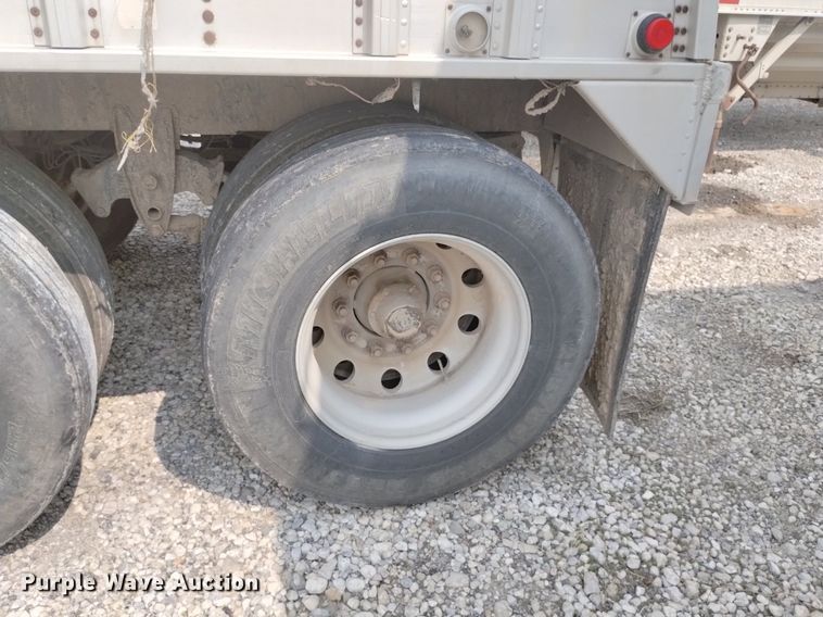 image for item DN6421 1999 Cornhusker 800ASSR91498-4200  grain trailer