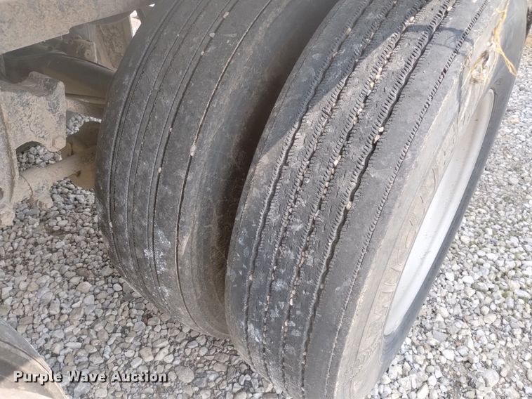 image for item DN6421 1999 Cornhusker 800ASSR91498-4200  grain trailer