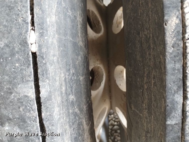 image for item DN6421 1999 Cornhusker 800ASSR91498-4200  grain trailer