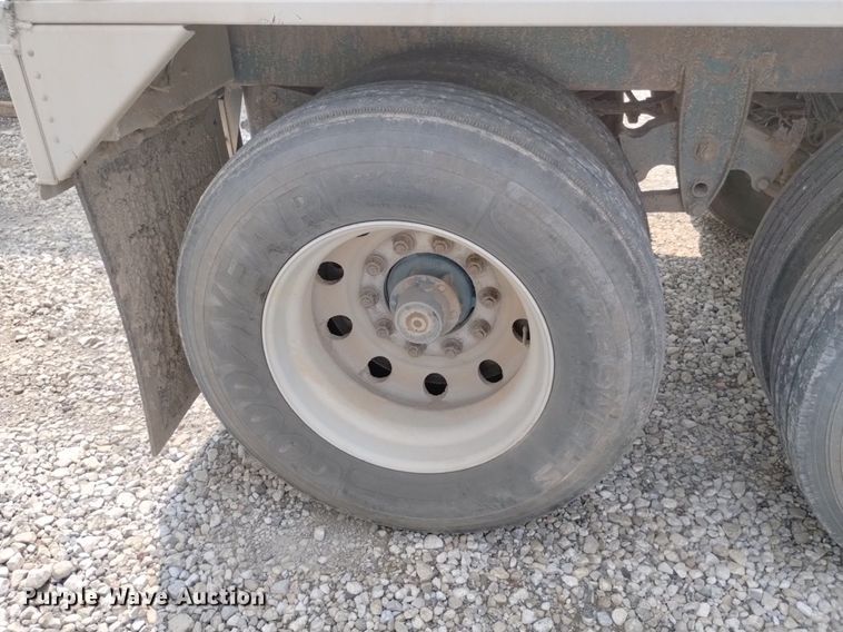 image for item DN6421 1999 Cornhusker 800ASSR91498-4200  grain trailer