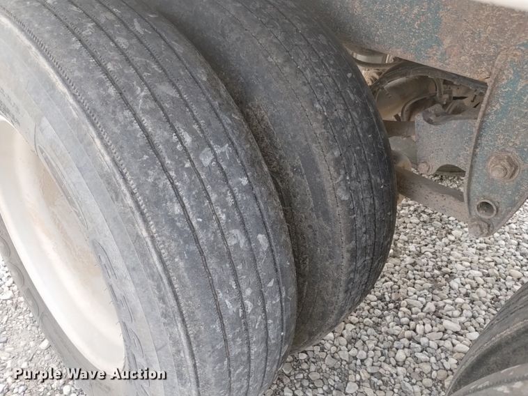 image for item DN6421 1999 Cornhusker 800ASSR91498-4200  grain trailer