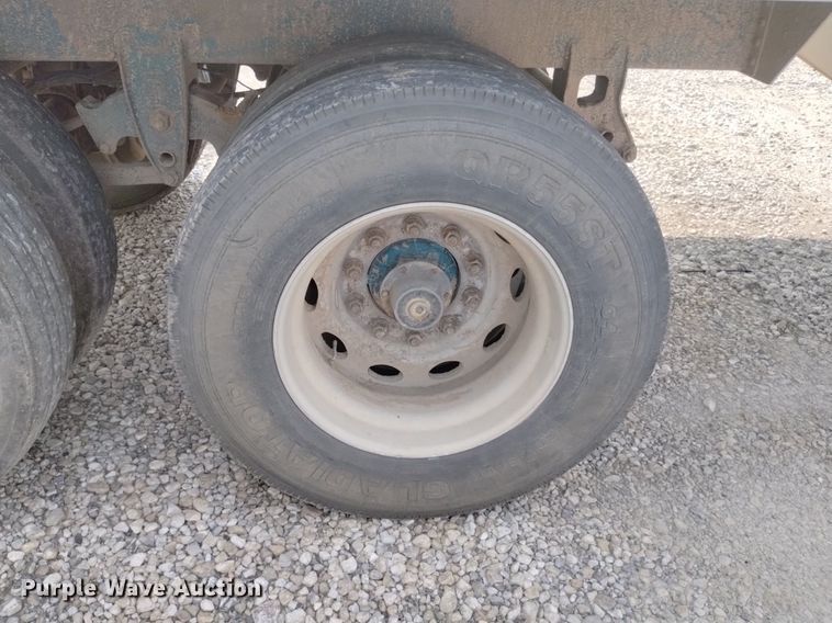 image for item DN6421 1999 Cornhusker 800ASSR91498-4200  grain trailer