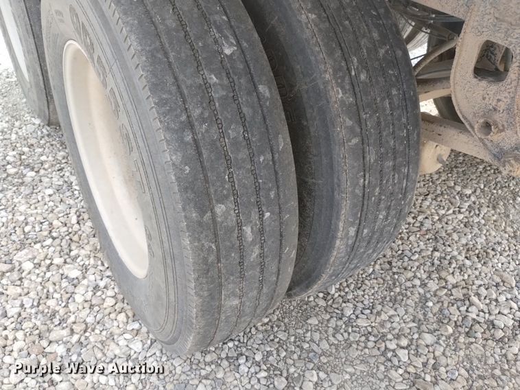 image for item DN6421 1999 Cornhusker 800ASSR91498-4200  grain trailer