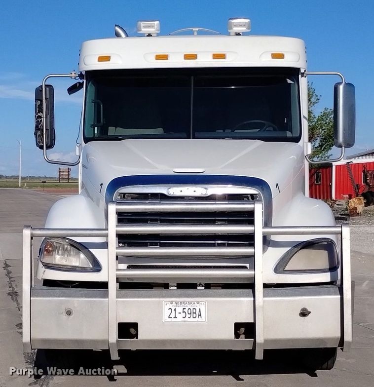image for item DN6422 2007 Freightliner Columbia 120  semi truck