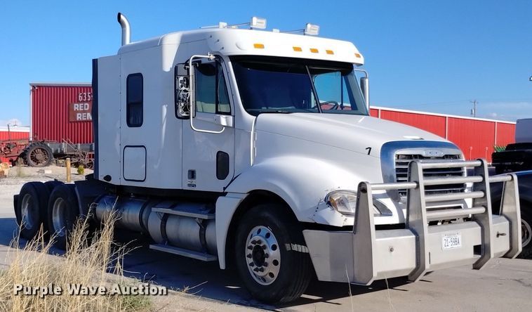 image for item DN6422 2007 Freightliner Columbia 120  semi truck