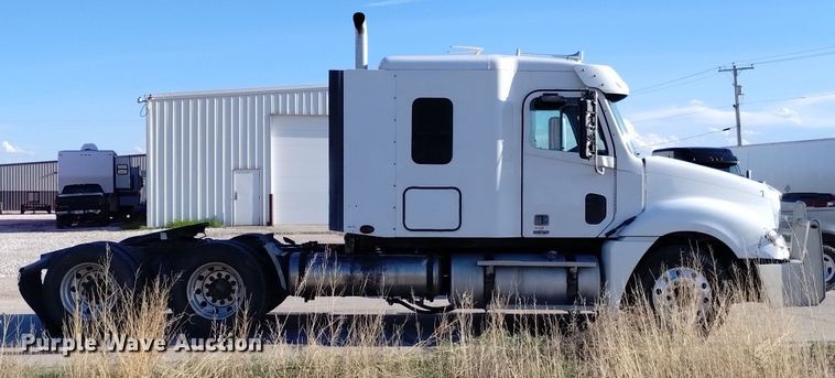 image for item DN6422 2007 Freightliner Columbia 120  semi truck