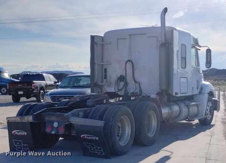 image for item DN6422 2007 Freightliner Columbia 120  semi truck