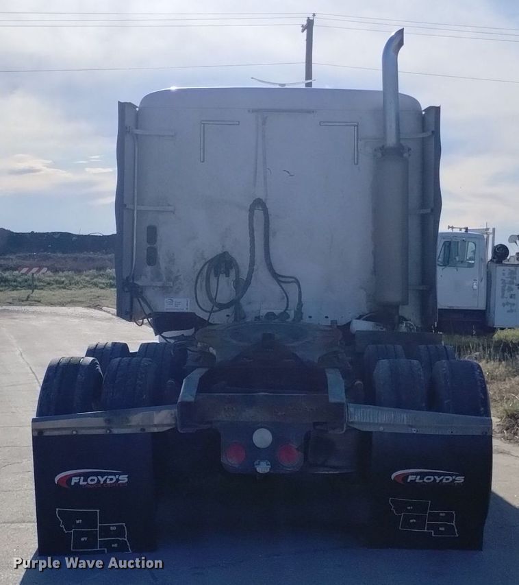 image for item DN6422 2007 Freightliner Columbia 120  semi truck