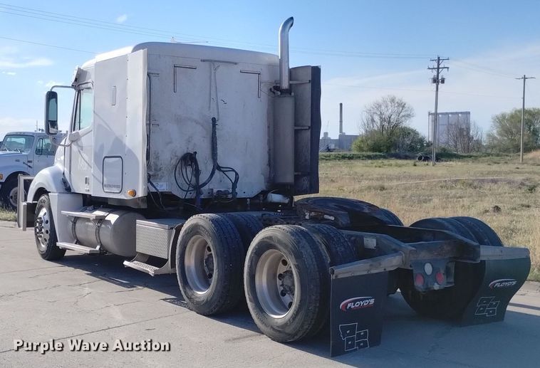 image for item DN6422 2007 Freightliner Columbia 120  semi truck