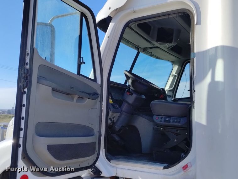 image for item DN6422 2007 Freightliner Columbia 120  semi truck