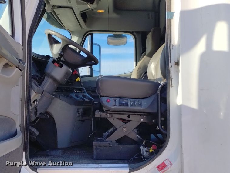 image for item DN6422 2007 Freightliner Columbia 120  semi truck