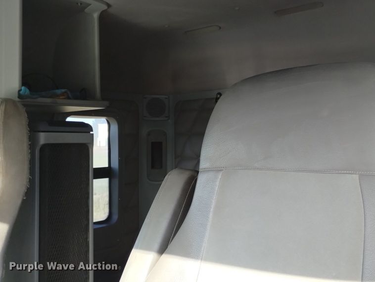 image for item DN6422 2007 Freightliner Columbia 120  semi truck