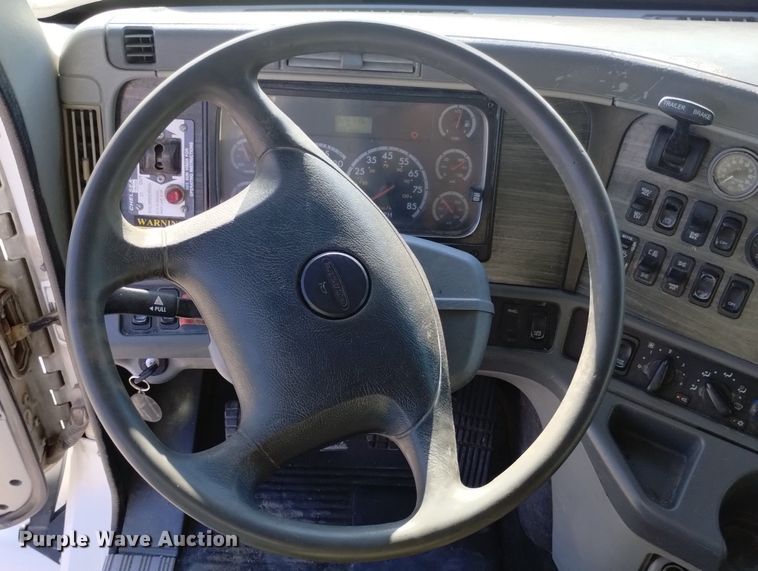 image for item DN6422 2007 Freightliner Columbia 120  semi truck