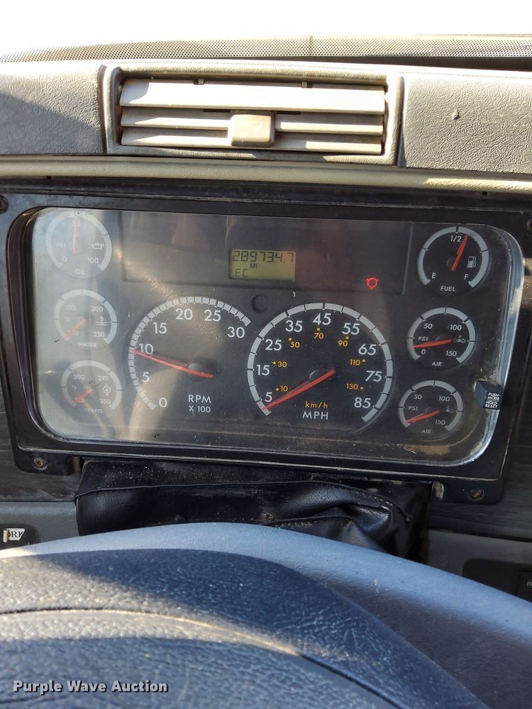 image for item DN6422 2007 Freightliner Columbia 120  semi truck