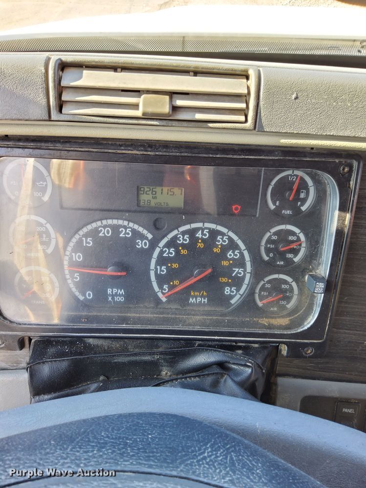 image for item DN6422 2007 Freightliner Columbia 120  semi truck