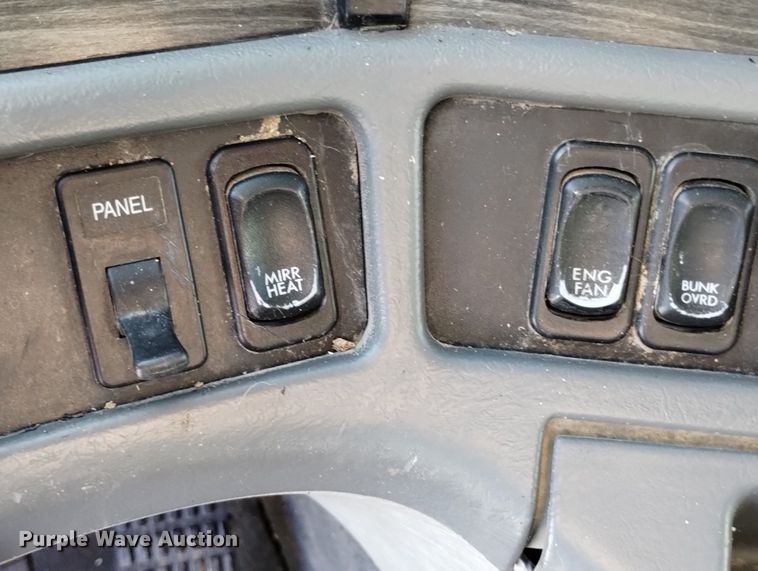 image for item DN6422 2007 Freightliner Columbia 120  semi truck