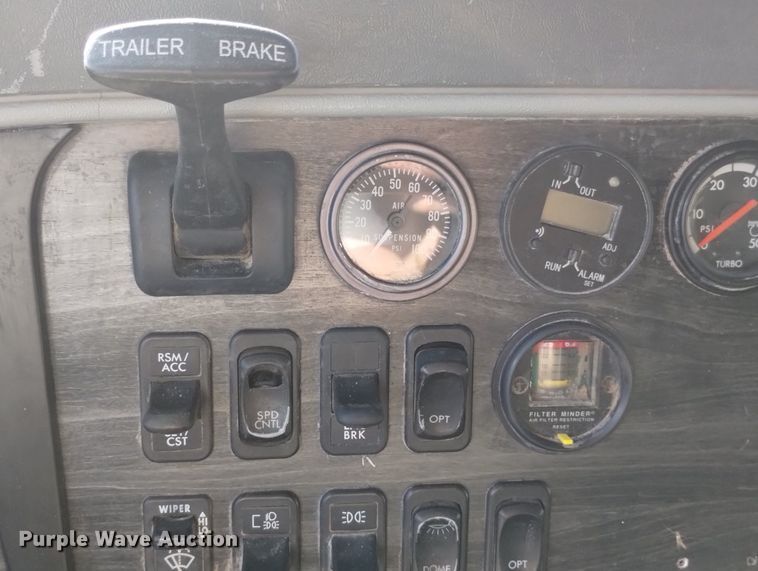 image for item DN6422 2007 Freightliner Columbia 120  semi truck