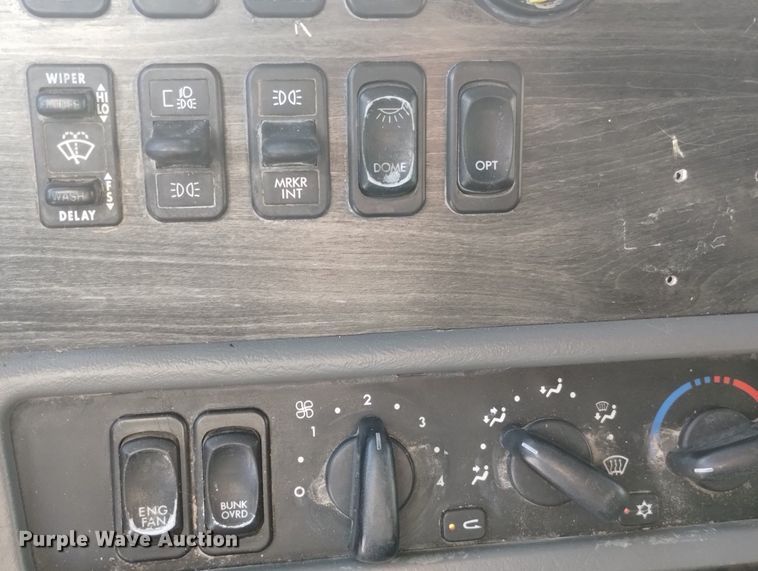 image for item DN6422 2007 Freightliner Columbia 120  semi truck