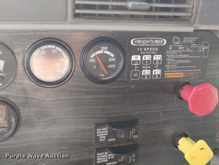 image for item DN6422 2007 Freightliner Columbia 120  semi truck