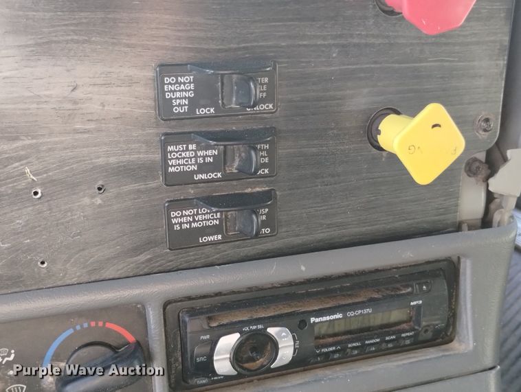 image for item DN6422 2007 Freightliner Columbia 120  semi truck