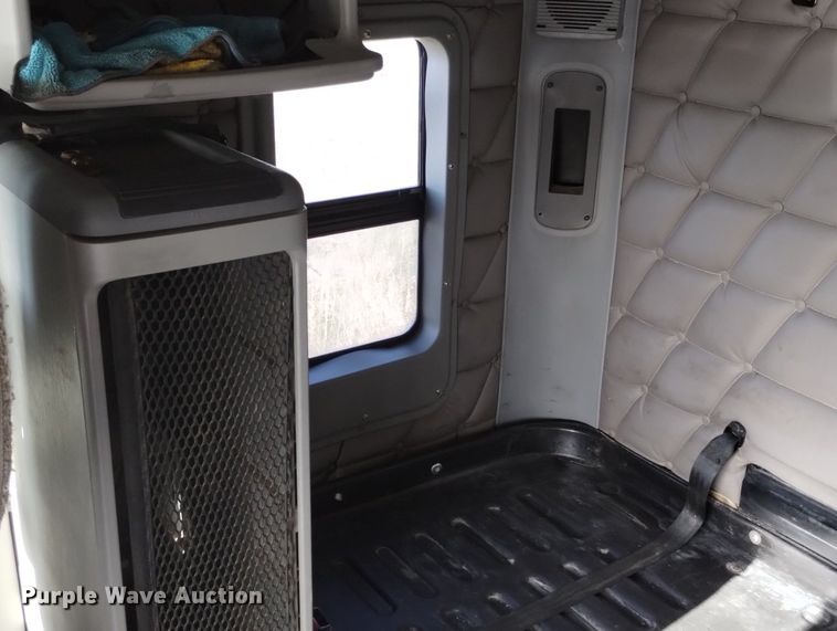 image for item DN6422 2007 Freightliner Columbia 120  semi truck