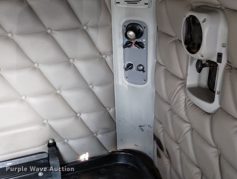 image for item DN6422 2007 Freightliner Columbia 120  semi truck