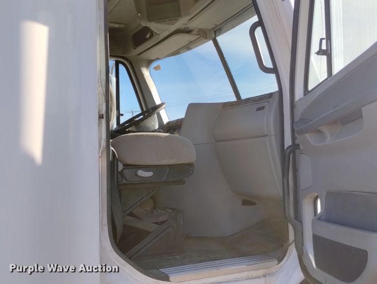 image for item DN6422 2007 Freightliner Columbia 120  semi truck