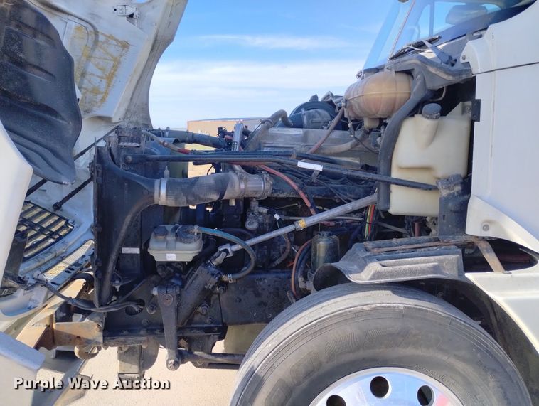 image for item DN6422 2007 Freightliner Columbia 120  semi truck