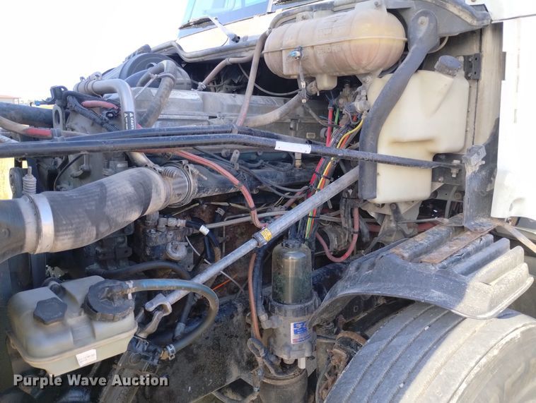 image for item DN6422 2007 Freightliner Columbia 120  semi truck