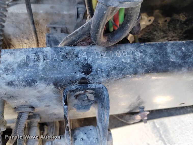 image for item DN6422 2007 Freightliner Columbia 120  semi truck