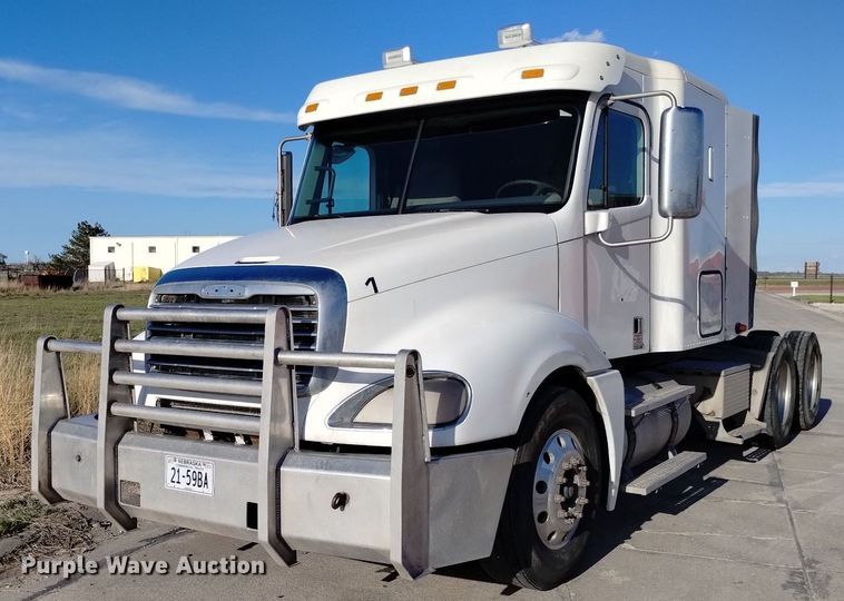 image for item DN6422 2007 Freightliner Columbia 120  semi truck